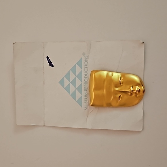 CHINESE MASK in Soft Goldtone  that is a Museum Reproduction Brooch - Picture 4 of 5